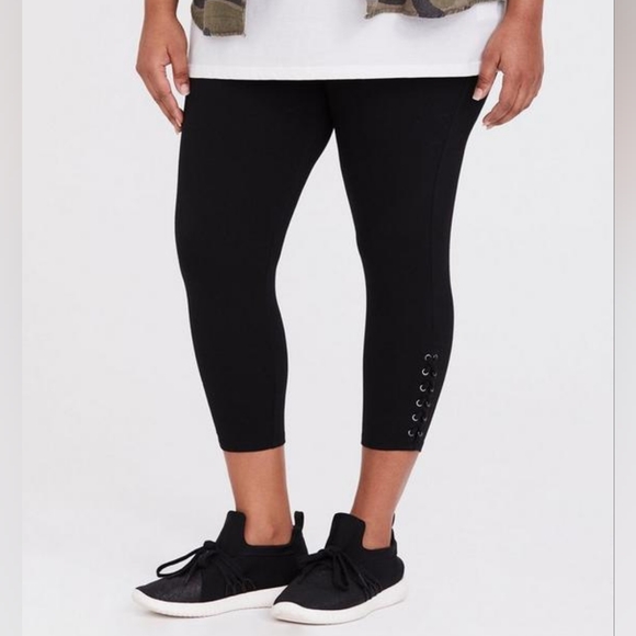 Crop Premium Legging - Lace-Up Black - Picture 4 of 6